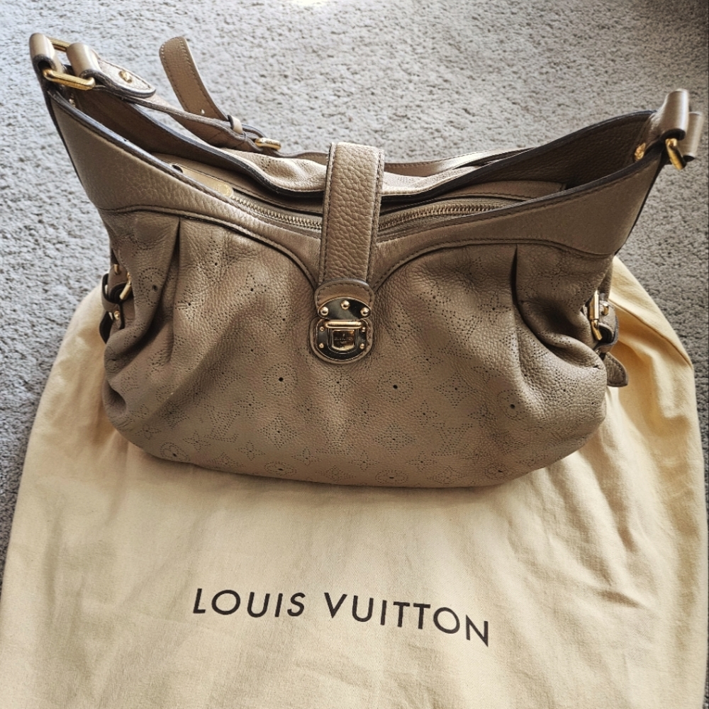 Authentic vintage Louis Vuitton hobo bag. Great condition. Gently. Barely worn.